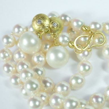 Perlenkette mit passenden Ohrringen