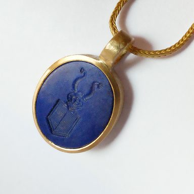 Siegel-Anhänger aus geschnittenem Lapislazuli in Goldfassung mit feiner Goldkette