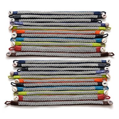 Bunte geflochtene Sami-Armbänder in mehreren Reihen angeordnet.