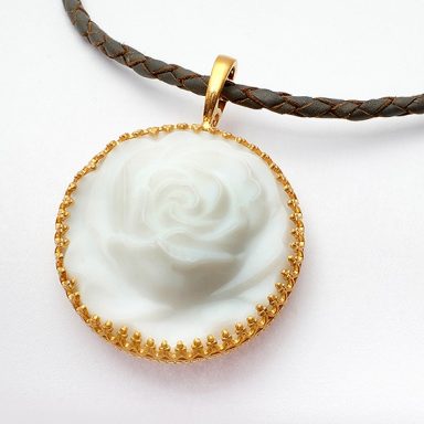 Glasrosen-Klappanhänger an geflochtenem Lederband