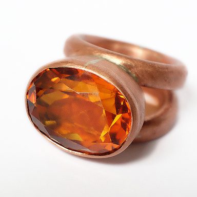 Ring aus Kupfer mit facettiertem Edelstein