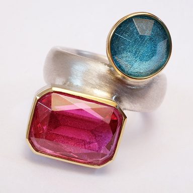 Silberring mit zwei in Gold gefassten Farbsteinen