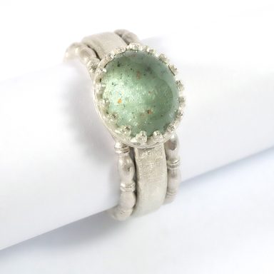 Aquamarin-Ring zwischen zwei feinen Silberringen