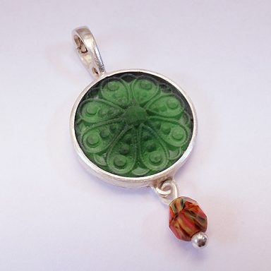 Runder Wechselanhänger aus Silber mit grünem Glasstein