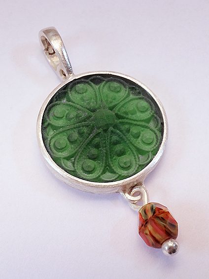 Klappanhänger mit grünem Glasstein und Muranoperle