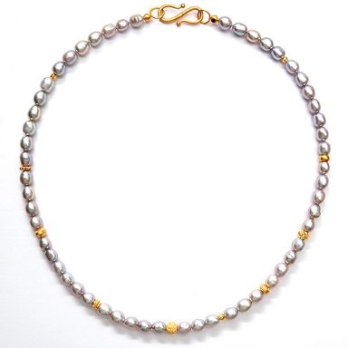 Edle Kette aus naturgrauen Perlen mit schönem Lüster