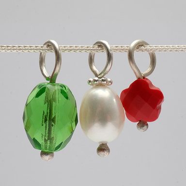 Miniatur-Kettenanhänger in Grün, Weiß und Rot wie die italienische Trikolore