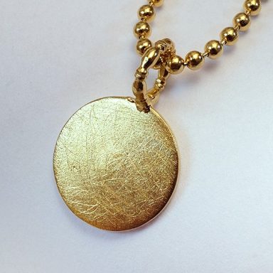 Schlichter runder Gold-Anhänger für eine Kette