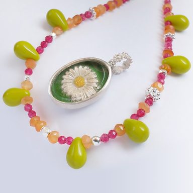 Bunte Halskette mit grünen Edelsteintropfen