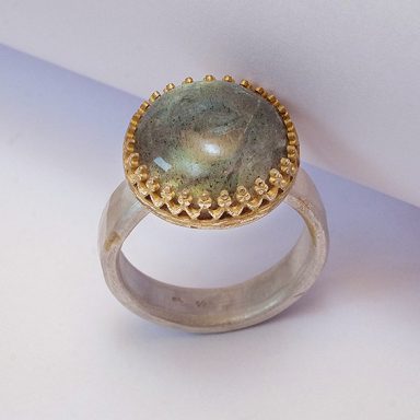 Kräftiger Silberring mit einem Labradorit-Cabochon