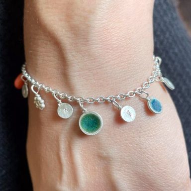 Sammelkettchen aus Sterlingsilber mit Coleta Charms am Handgelenk