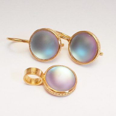 Ohrringe und Anhänger aus irisierendem Vitrail Glas