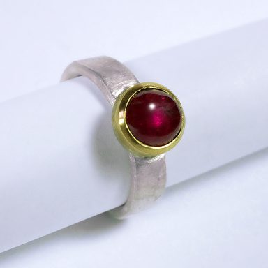 Silberring mit in Gold gefasstem runden Rubin