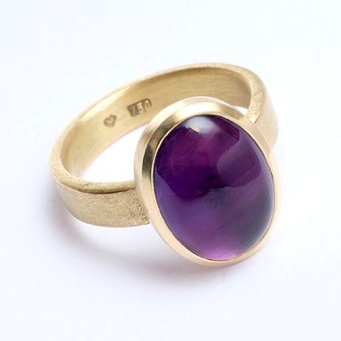 Goldring mit ovalem Amethyst
