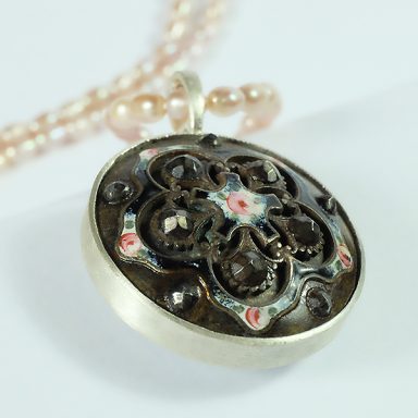 Silberner Kettenanhänger aus einem historischen Knopf