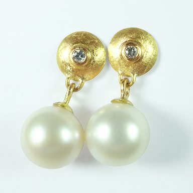 Goldohrringe mit Brillanten und Perlen