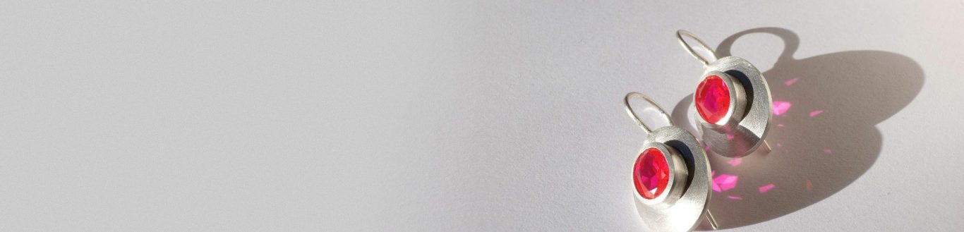 Silberne Ohrringe mit roten Edelsteinen