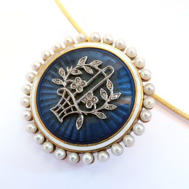 Fein gearbeitete alte Brosche als Kettenanhänger