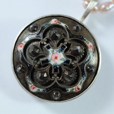 Silberner Kettenanhänger aus einem historischen Knopf