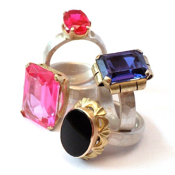 Vier Ringe mit Edelsteinen, die aus altem Schmuck umgearbeitet wurden