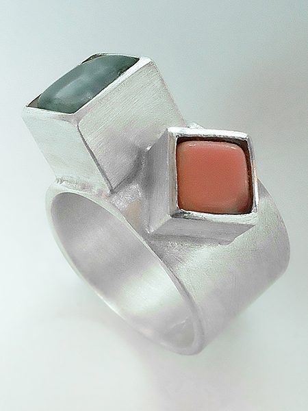 Ring mit zwei Glaswürfeln in kubischen Fassungen