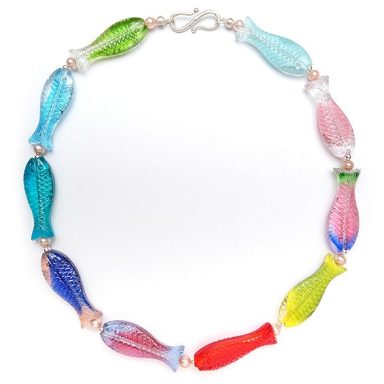 Halskette aus bunten Glasfischen mit S-Haken-Verschluss