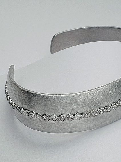 Armreif aus Silber mit umlaufendem floralen Motiv