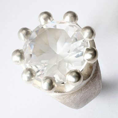 Massiver Silberring in Kronenform mit facettiertem Bergkristall