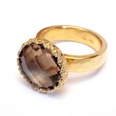 Goldener Ring mit rundem Rauchquarz in Schachbrettschliff
