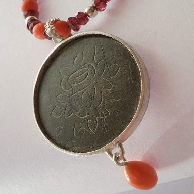 Antikes Fundstück als Schmuckanhänger an Kette